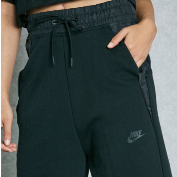 NEW Nike Black Loose Fit Capri with Pockets Sz XS - Picture 3 of 5